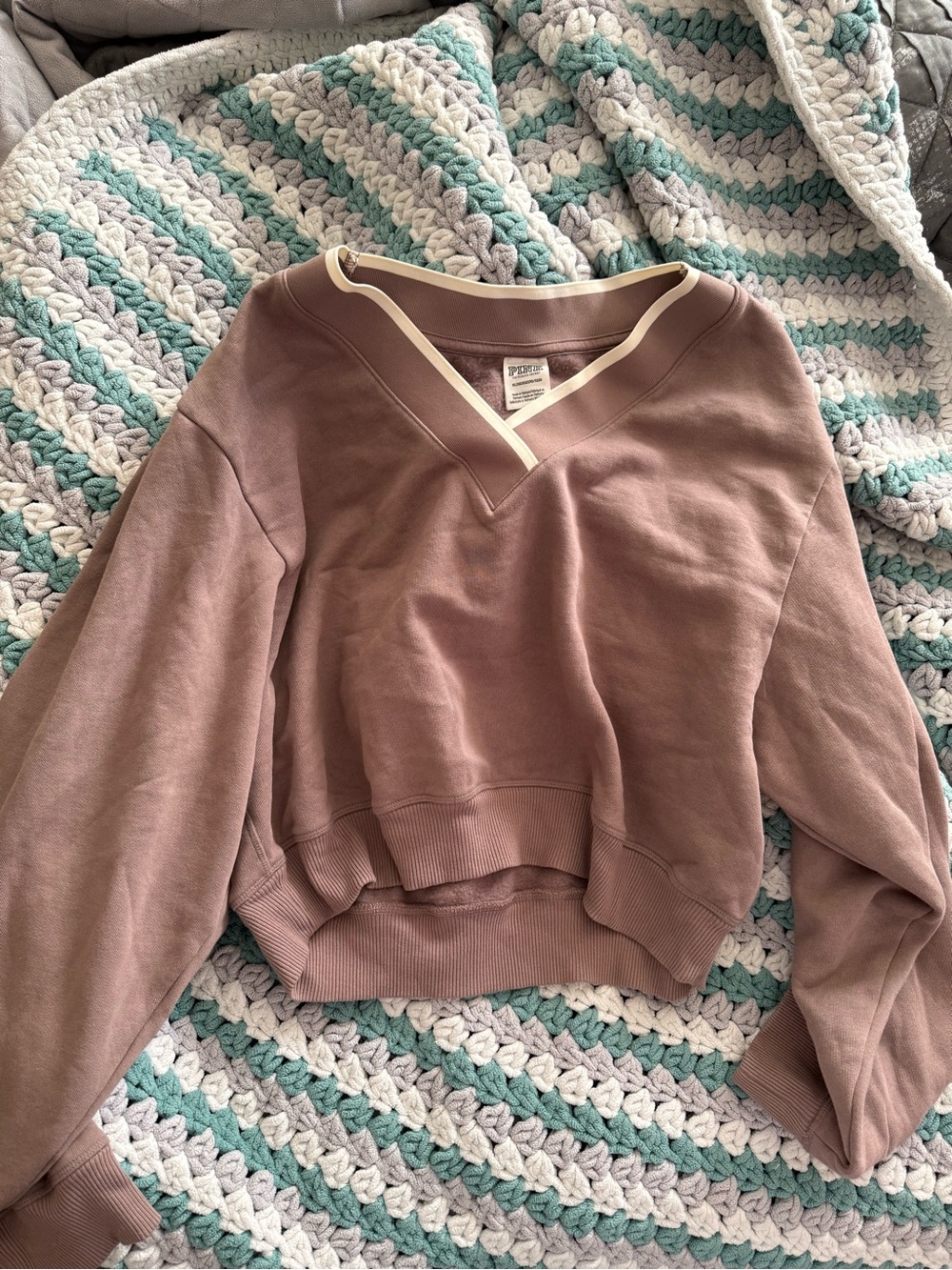 Women's Cropped V-Neck Pullover Sweater - Mauve with Cream Trim